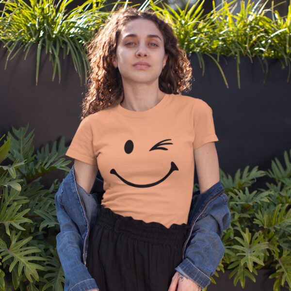 Smiley Face Unisex T-Shirt – Trendy Minimalist Tee