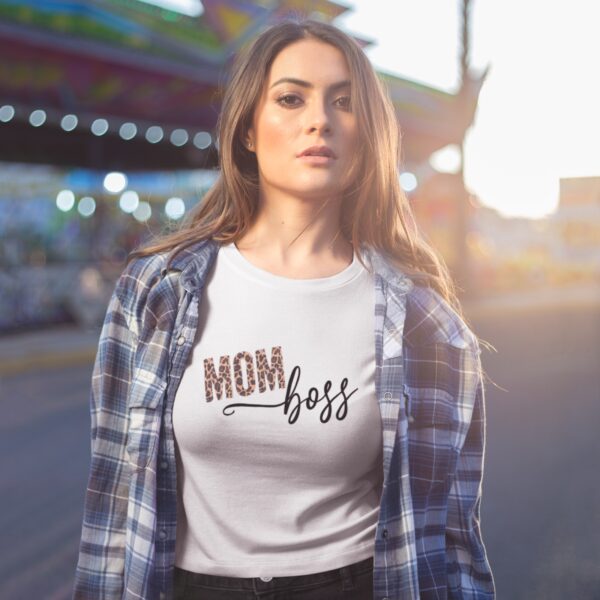 Mom Boss T-Shirt – Stylish & Bold Mother’s Tee